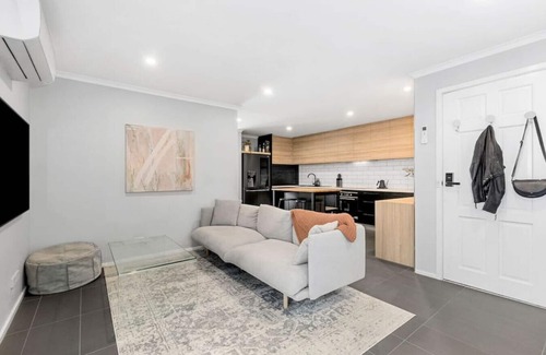 Newtown House | Modern two bedroom townhouse in quiet location