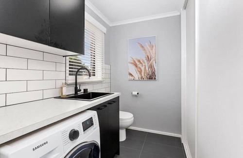 Newtown House | Modern two bedroom townhouse in quiet location