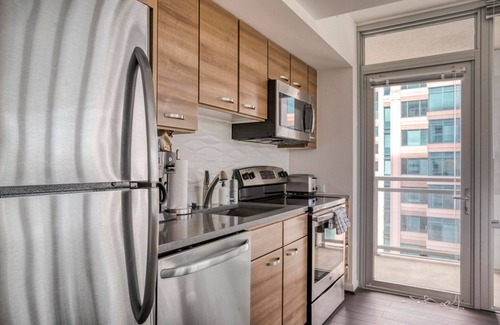 McLean Apartment | Modern Tysons Corner 2BR w/Pool, nr Restaurants & Bars, by Blueground