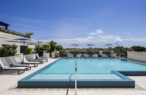 Coral Gables House | Modern Unit in Coral Gables! Parking, Rooftop Pool! Near Dadeland Mall!