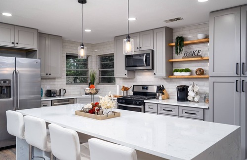 Shearer Hills - Ridgeview House | Modern Updated 5br Home Near The Airport