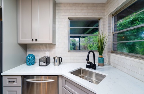 Shearer Hills - Ridgeview House | Modern Updated 5br Home Near The Airport