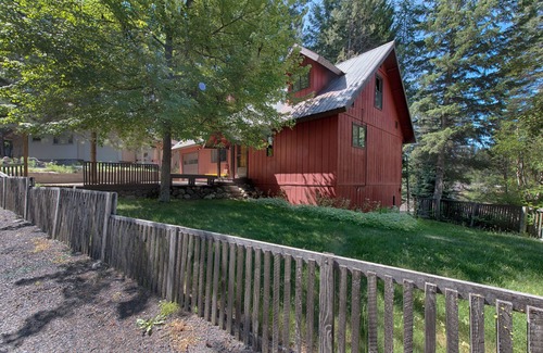 McCall House | Modern Updated Cabin w/HotTub, Decks & Outdoor Firepit - Near Town & the Lake!