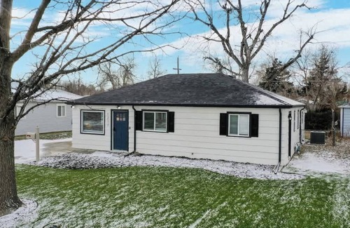 Jewell Heights - Hoffman Heights House | Modern Updated Home with Three King Beds Near VA Children's Hospital & Anschutz