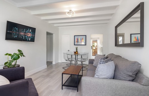 Colee Hammock Apartment | Modern & Updated Suite. Walk to Las Olas!
