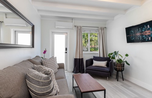 Colee Hammock Apartment | Modern & Updated Suite. Walk to Las Olas!