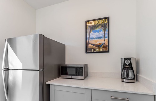 Colee Hammock Apartment | Modern & Updated Suite. Walk to Las Olas!