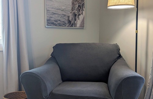 Regional District of Nanaimo Apartment | Modern Upper Level 1 BR | Fast wifi