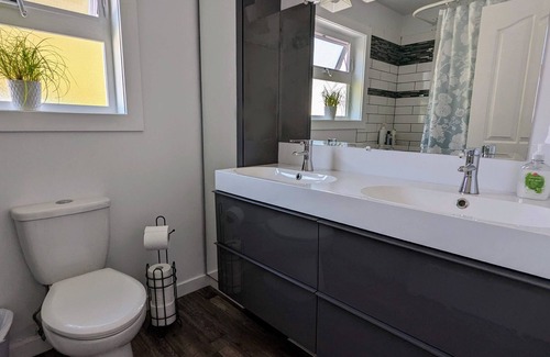 Regional District of Nanaimo Apartment | Modern Upper Level 1 BR | Fast wifi