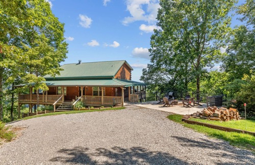 Baxter Cabin | MODERN UPSCALE CABIN WITH UNOBSTRUCTED LAKE & MOUNTAIN VIEWS