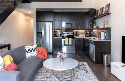 University Park Apartment | Modern Upscale Studio Loft w/free parking & pool