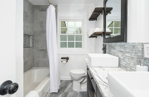 Northwest Vancouver House | Modern Uptown Bungalow Home For Groups Big And Small!