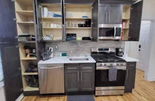 Newark Apartment | Modern Urban Oasis 10 min to EWR airport. 25 min to NYC 15 min to NJPAC