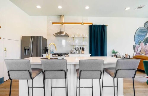 Faubourg Lafayette House | Modern Urban Oasis w/Heated Pool, Patio & Parking
