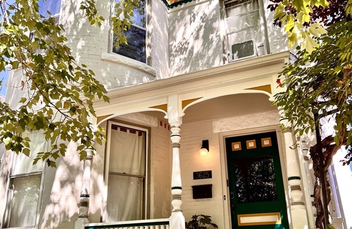 West Highland House | Modern Victorian 3 bedrooms dreamy private garden 1 block to Highlands shopping
