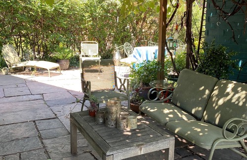 West Highland House | Modern Victorian 3 bedrooms dreamy private garden 1 block to Highlands shopping