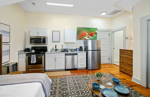 Hough Apartment | Modern Victorian Studio: Steps to Cleveland Clinic