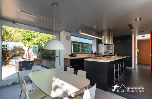 Sitges Villa | Modern Villa Arago with sea views and private pool