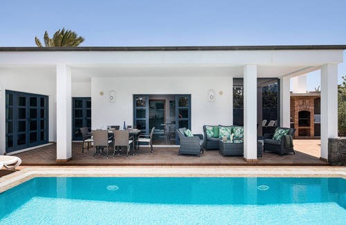 Playa Blanca Villa | Modern Villa Close to Beach with Pool, Sauna, Whirlpool and Terrace