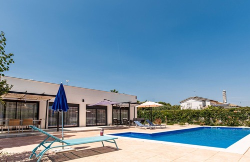 El Vendrell Ski Chalet | Modern villa Elvira