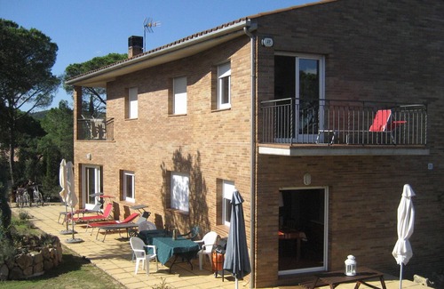 Santa Maria de Solius Villa | Modern villa in rural setting sleeps 10. Ideal for familys