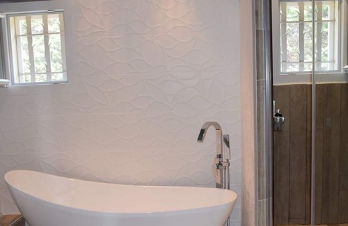 Graveson Villa | Modern villa in the countryside, fenced swimming pool, 100% independent and private air conditioning