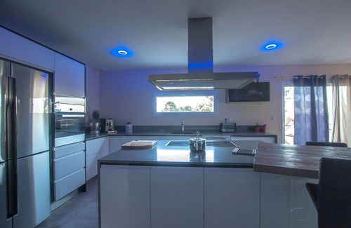 Mercuer House | modern villa with heated pool and jaccuzzi for 6 people, classified 4 *