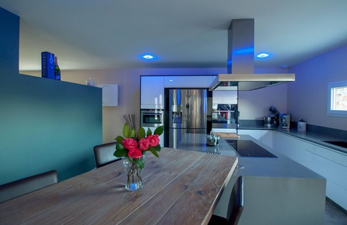 Mercuer House | modern villa with heated pool and jaccuzzi for 6 people, classified 4 *