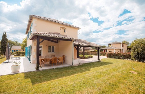 Vasles Villa | Modern villa with large garden