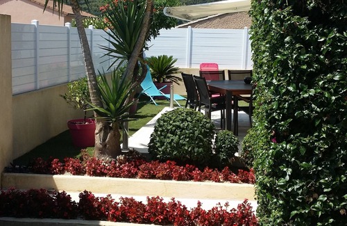 Ollioules Villa | Modern villa with private heated swimming pool in a quiet location not overlooked