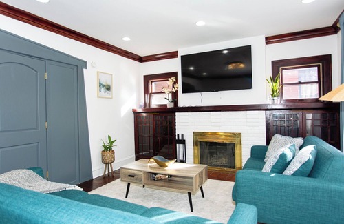 Powderhorn House | Modern Vintage Duplex Retreat: Cozy & Charming