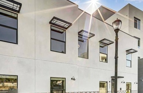 Vista Apartment | Modern Vista Getaway | Prime Downtown Location