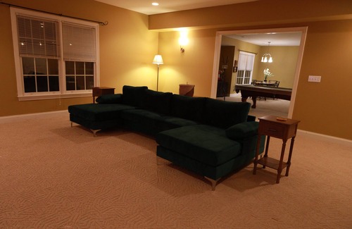 Covington House | Modern w/firepit, super close to great hiking trails and a beautiful lake .