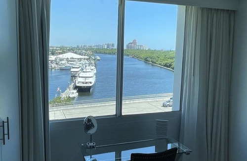 East Fort Lauderdale Condo | Modern, Water Front , ocean View Condo in the heart Ft. Lauderdale Beach