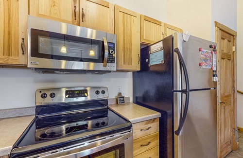 Minocqua Condo | Modern Water-View Condo with Fast WiFi, Gas Fireplace, Patio & Gas Grill
