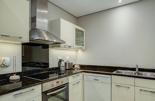 Victoria and Alfred Waterfront Apartment | Modern Waterfront Apartment w Canal Views Gulmarn 201