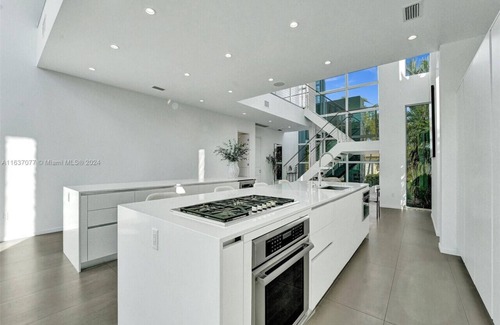 Poinsettia Heights House | Modern waterfront property