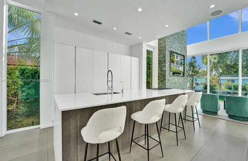 Poinsettia Heights House | Modern waterfront property
