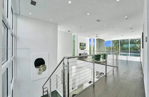 Poinsettia Heights House | Modern waterfront property