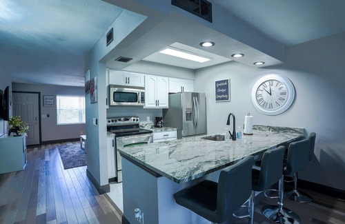 Tampa Condo | Modern Waterview 2BR Condo Mins From Airport