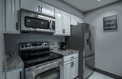 Tampa Condo | Modern Waterview 2BR Condo Mins From Airport