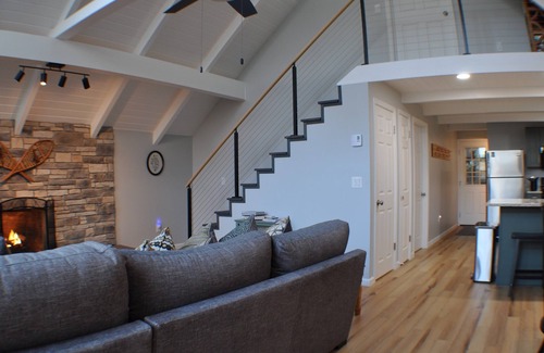 Waynesville Cabin | Modern Waynesville Cabin Getaway! 2 Fireplaces, Pool Table, Close To Everything!