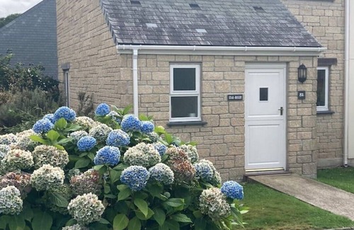 Falmouth Cottage | Modern, well equipped cottage close to the sea.