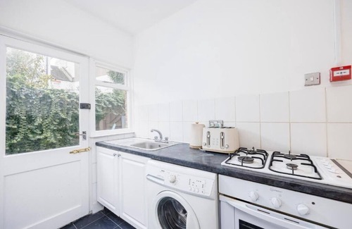 Southend-on-Sea Apartment | Modern & Well-Lit 2BR City Centre Near High St by Luxiety Stays