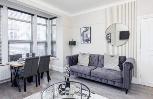 Southend-on-Sea Apartment | Modern & Well-Lit 2BR City Centre Near High St by Luxiety Stays