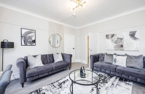 Southend-on-Sea Apartment | Modern & Well-Lit 2BR City Centre Near High St by Luxiety Stays
