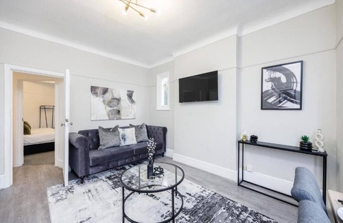 Southend-on-Sea Apartment | Modern & Well-Lit 2BR City Centre Near High St by Luxiety Stays