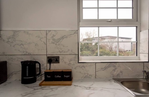 North Acton Apartment | Modern West London flat, free parking, sleeps 5