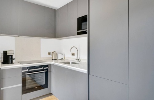 Tower Hill Apartment | Modern Whitechapel 1BR w/Roof Terrace, 2 mins to Aldgate East