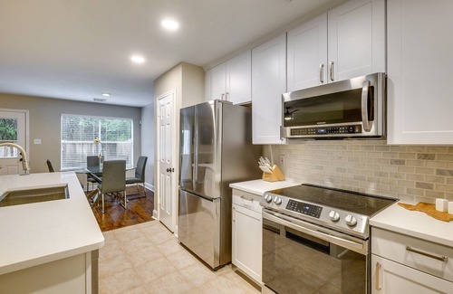 Alden Bridge House | Modern Woodlands Townhome w/Spacious Yard & Patio
